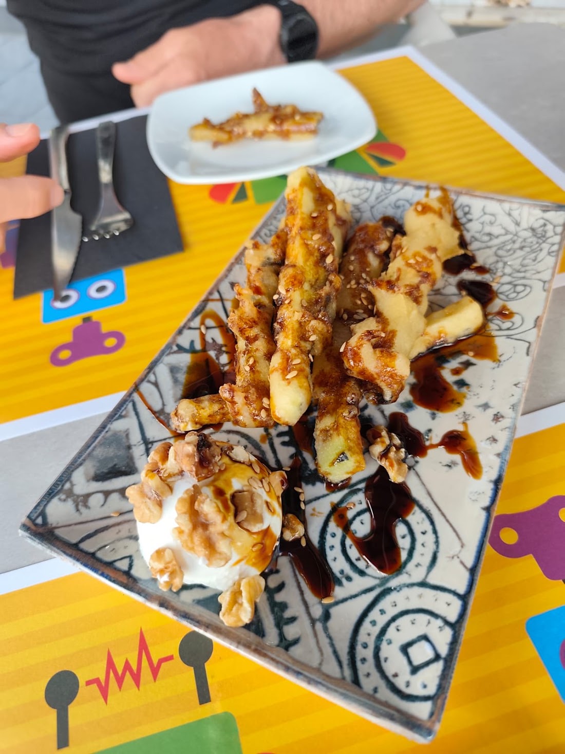Berenjenas fritas con miel, nueces y crema de queso