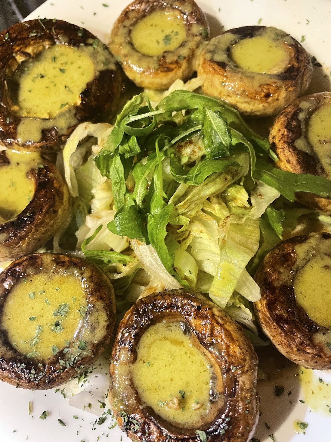 Champiñones a la plancha con salsa verde sobre lechuga