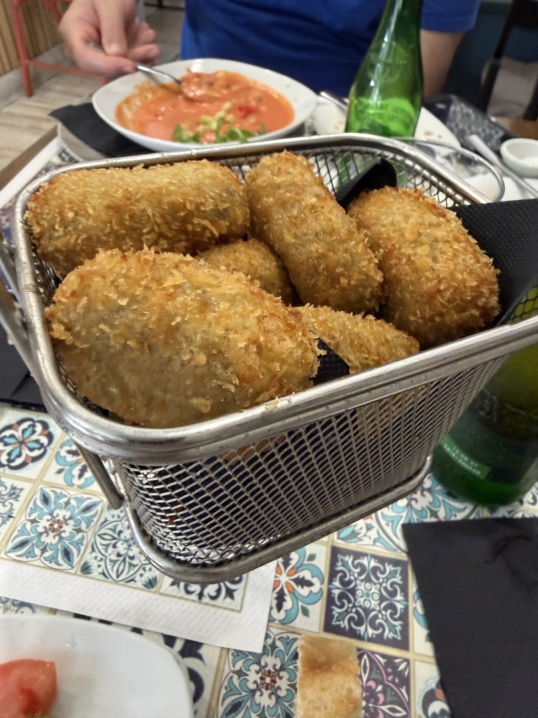 Croquetas caseras en cestillo metálico