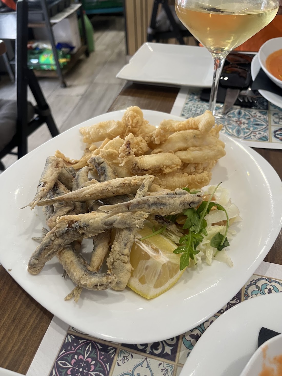 Pescaíto frito con limón