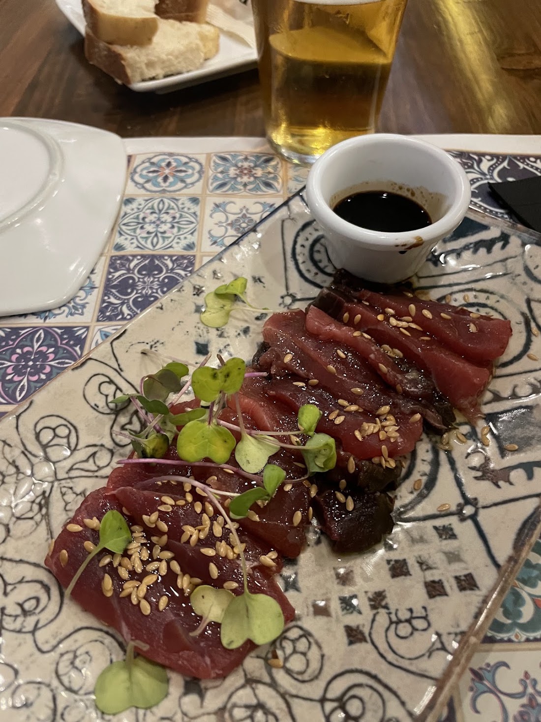 Atún marcado en láminas con salsa de soja